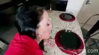 تشارك في جنس ثنائي مع حبيبها وصديقه: ثالوث ريجان فوكس الإباحي
