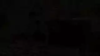 مراهقة سمراء مثيرة تستمني على مهبلها المبلل في السيارة