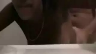 قذف منفرد في المرحاض: اللعب مع قضيب صديق أمريكي