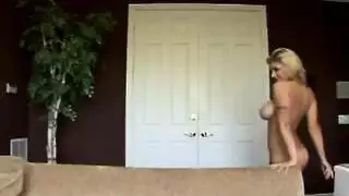 زب كبير يضرب طيز شقراء ضيقة في فيلم إباحي صريح