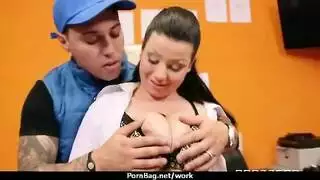 جماع عنيف للعاهرة المكتبية كبيرة الصدر