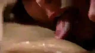 زوج ديوث يشاهد زوجته تأخذ قضيب كبير بعنف