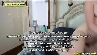 شاب يخدم العروسين الجديدين في جلسة جنسية قوية