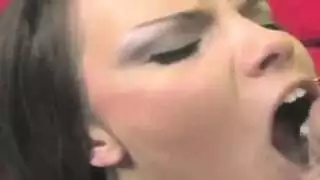 فيديو سكس فتاة تدخل قارورة ماء في مؤخرتها