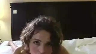 امرأة ناضجة وشاب يمارسان الجنس بعنف أثناء غياب الزوج