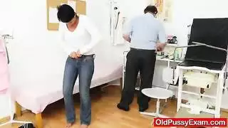 صديقة ذات أثداء كبيرة تستمتع بفم على صدرها