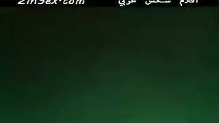 بنت عربي تستحم