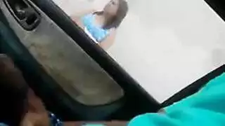 بورن خشن في موقع بناء مع سائق كرين