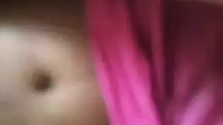 فتاة مراهقة تئن وهي تمارس الجنس بشدة بينما يضخها الشاب حتى الامتلاء