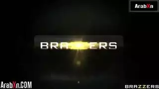 يدخل كامل الزب الي مايا وتصرخ