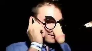 يبزق على وجهها و يبول عليها