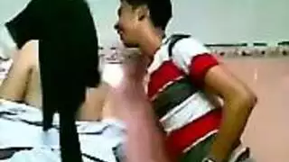 مهمة شرجية خشنة: عاهرة فرنسية تصرخ بينما تأخذ قضيبًا ضخمًا