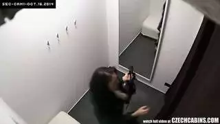 مراهقة سمراء من التشيك تمارس الجنس مع نفسها على الشرفة