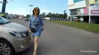 خيال التعري العلني: شرموطة تقدم طيزها البيضاء ليراها الجميع