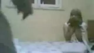 عامل مزرعة يمارس الجنس مع كس صديقته المحجبة الخجولة الطازج