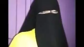 الفتاة المنقبة المشاغبة تحكي كل قصصها القذرة