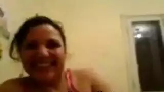 شرموطة مصرية تتناك وتتأوه من اللذة