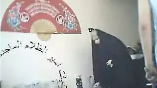 من المسجد إلى العشيقة: محجبة تأخذ قضيبًا طويلاً وقاسيًا طوال اليوم