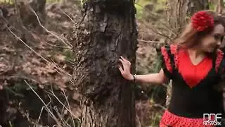 مشهد جنس خارجي: يسحب فستانها ليدخل مؤخرة فتاة المزرعة