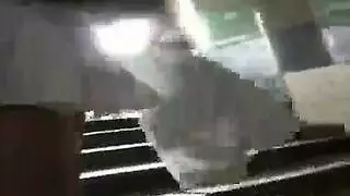 كاميرا خفية إباحية: رفع التنورات والتجسس على المؤخرات الكبيرة