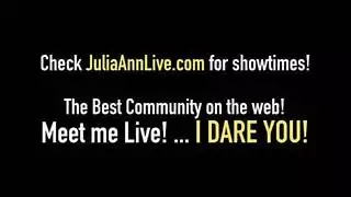 استمناء في غرفة النوم: جميلة عارية تلعب بكسيها حتى الذروة