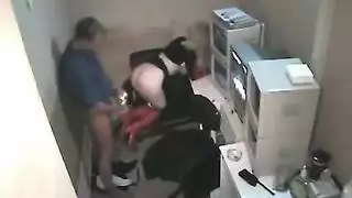 لقطات المراقبة تظهر الحارس وزميلته في فعل جنسي صريح