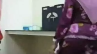محجبة تعري نهودها