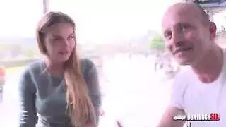 إباحية علنية صريحة: شقراء تُمارس معها الجنس في الخارج وتُملأ بالسائل المنوي
