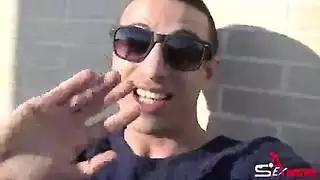 تلمس زبره وهو نائم