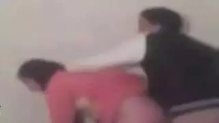 زوجة مقيدة بالحجاب تحصل على ركوب وحشي بوضعية الكلب