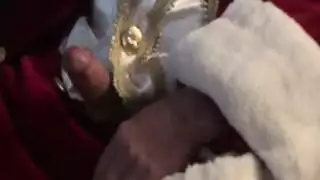 سانتا القوي يدلك قضيبه، حالمًا بثلاثية شهوانية
