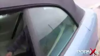 شاب متلألئ يتبول بشدة في مكان عام