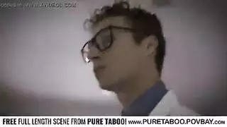 شباب يجد تغسل في الملابس