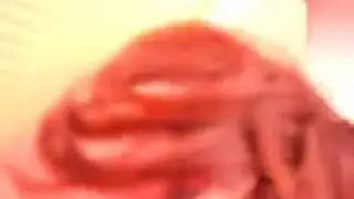 كس زوجة الأب الرطب يتعرض لـ finger بعمق