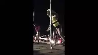 فتيات النادي المثيرة: مص عميق للقضيب وجنس شرجي مشدود