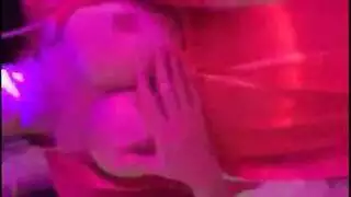 نجم إباحي آسيوي متحول جنسياً يتباهى بقضيبه الكبير