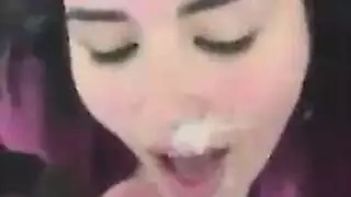 فتاة سمراء تشق فتحة شرجها الضيقة بواسطة زميلتها في السكن الجامعي الشبقية