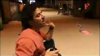 الفتيات يتعرين في حديقة عامة في جميع أنواع المواقف الغريبة