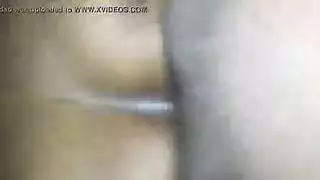 فتاة ممتلئة الجسم تتوق لقضيب أسود قاسٍ في مؤخرتها الضيقة