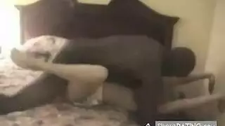 ملكة الديوث الشقراء تأخذ قضيبين ضخمين عميقًا في حلقها