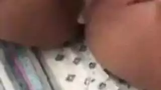 الاخت تتظاهر بالنوم