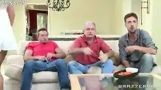 زوجة الأب تركب قضيب ابن الزوج بينما الزوج يشاهد أفلام إباحية