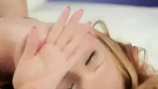 إلهات ذوات أثداء كبيرة يستكشفن بعضهن في جنس سحاقي خام