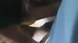 تبادل ثلاثي: الجميلة السمراء وصديقتها البيضاء تشاركان قضيباً صلباً