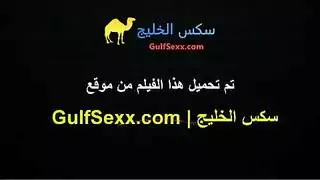 تتفرج على ابنت صديقها
