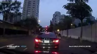 عارضة عاهرة تقدم عرض جنس فردي ساخن على الأريكة