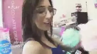 المراهقة أريا تأخذ قضيبًا أسود ضخمًا في تمثيل عائلي جنسي صريح