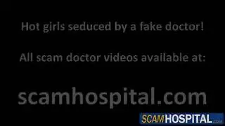 يأخذ الطبيب درجة حرارة هذا الهرة