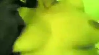 يدخل العا ف الكس وتصرخ