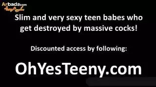 حفلة جنس خفية: صديقتان تشاركان قضيبًا في غرفة نوم فارغة